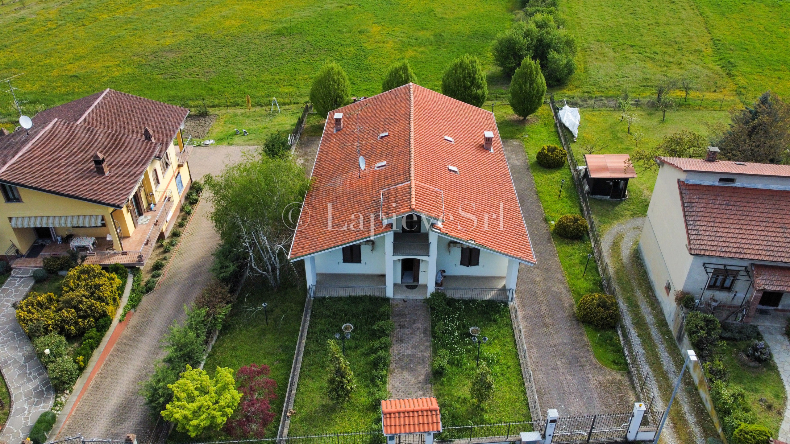 Vendesi villa con giardino ampi spazi interni Val Curone